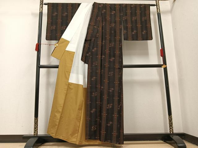 平和屋着物●国指定重要無形文化財 本場久米島紬 手織 正絹 逸品 AABI4836ph