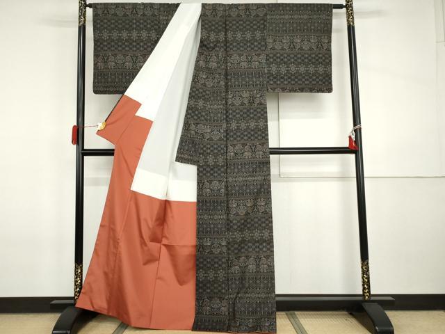 平和屋着物●本場大島紬 カタス7マルキ 更紗花文 象 黒地 正絹 逸品 AABI5177cs