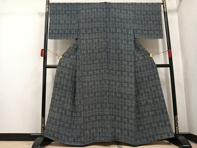 平和屋着物●藍造り国選定無形文化財 藍師・佐藤昭人 小紋 本藍 型染め 花唐草文 正絹 逸品 未使用 AABI6329ph