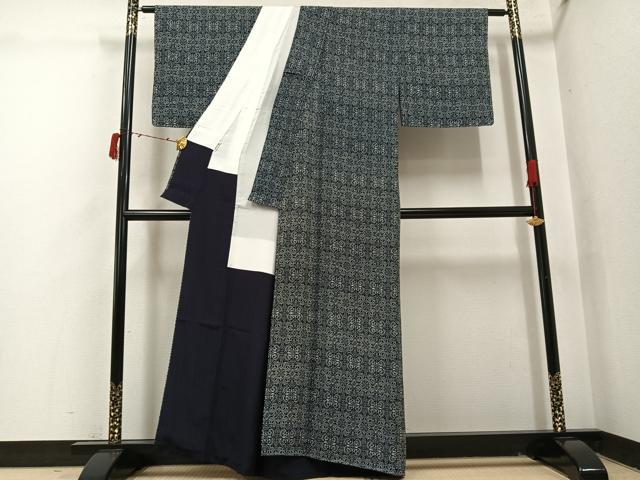 平和屋着物●藍造り国選定無形文化財 藍師・佐藤昭人 小紋 本藍 型染め 花唐草文 正絹 逸品 未使用 AABI6329ph