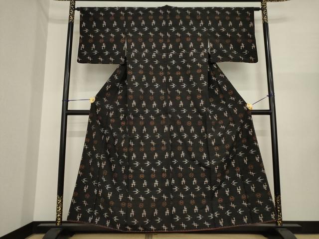 平和屋着物●国指定重要無形文化財 本場久米島紬 手織 琉球絣文様 正絹 逸品 AABI6850ck