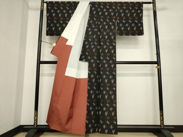 平和屋着物●国指定重要無形文化財 本場久米島紬 手織 琉球絣文様 正絹 逸品 AABI6850ck