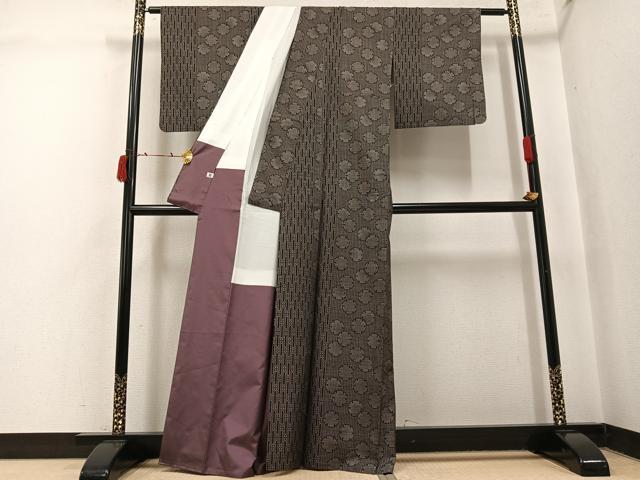 平和屋着物●本場大島紬 古代染色純泥染め カタス9マルキ 雪輪間道 谷崎絹織物謹製 証紙付き 正絹 逸品 AABI8536ph