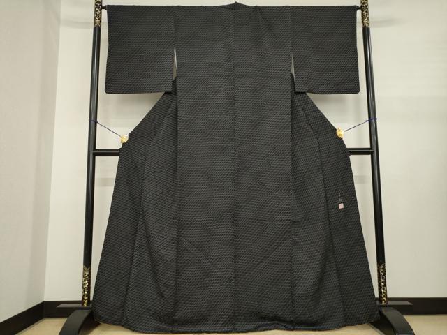 平和屋着物●創業140年 小糸染芸の四代目 小糸敏夫 小紋 瓦文様 黒地 正絹 逸品 AABJ1439ck