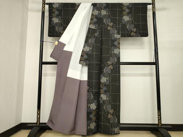 平和屋着物●本場大島紬 カタス9マルキ 葡萄唐草文 黒地 正絹 逸品 AABJ1488ck