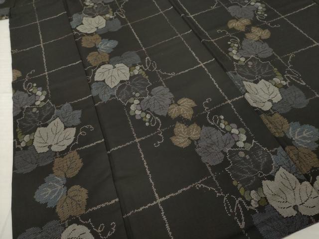 平和屋着物●本場大島紬 カタス9マルキ 葡萄唐草文 黒地 正絹 逸品 AABJ1488ck