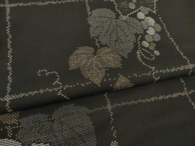 平和屋着物●本場大島紬 カタス9マルキ 葡萄唐草文 黒地 正絹 逸品 AABJ1488ck