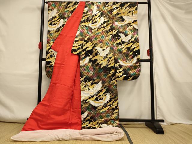 平和屋本店●色打掛 婚礼 和装 神社挙式 結婚式 花嫁 飛鶴舞花文 唐織 黒地 金糸 金彩 逸品 AABJ2636fw
