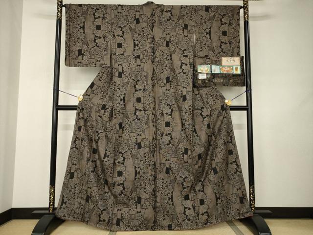 平和屋着物●本場大島紬 吉三郎 吉織物謹製 割込絣織 純泥染め 立涌花文 割り込み絣 吉織物謹製 証紙付 正絹 逸品 未使用 AABJ3147ck