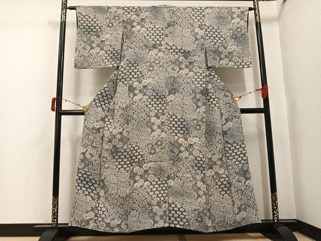 平和屋着物●上質な小紋 型染め 花唐草文 黒地 鬼しぼ縮緬 正絹 逸品 AABJ3848ph