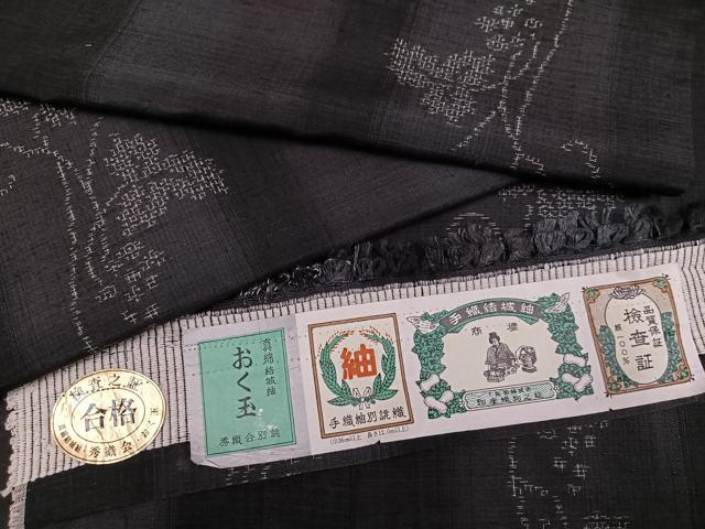 平和屋着物●真綿結城紬 80亀甲 手織り 葡萄蔦の葉文 おく玉 黒地 ロング丈 証紙付き 正絹 逸品 AABJ3880ph