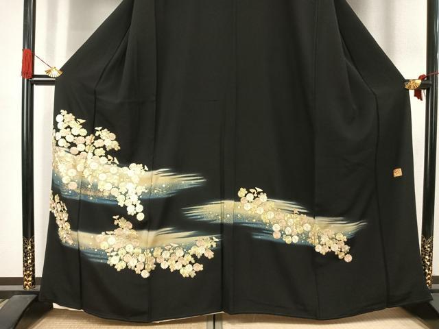平和屋着物●金彩友禅作家 金彩の魔術師 堀省平 金煌織 黒留袖 駒刺繍 草花文 暈し染め 金銀彩 正絹 逸品 AABJ4695fy