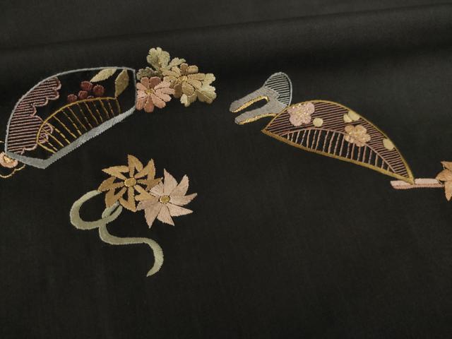 平和屋着物●本場大島紬 染大島 訪問着 総刺繍 器物文 かんざし 櫛 黒地 金糸 正絹 逸品 AABJ4993ck
