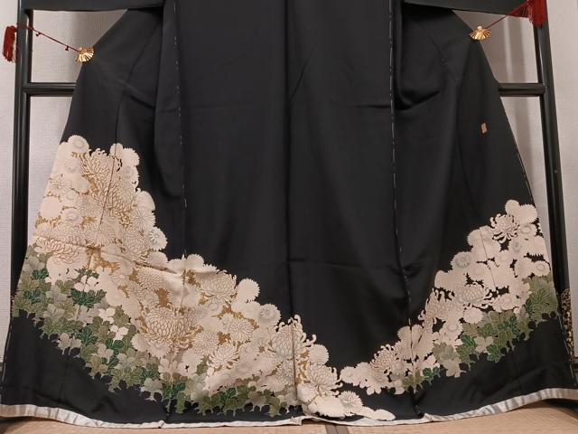 平和屋着物●豪華黒留袖 作家物 駒刺繍 菊文 錦寿ちりめん 金彩 仮絵羽 正絹 逸品 未使用 AABJ7189ph