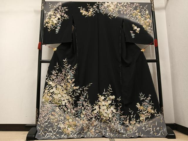 平和屋着物●吉澤友禅 訪問着 駒刺繍 草花文 暈し染め 黒地 金彩 丹後ちりめん 仮絵羽 正絹 逸品 未使用 AABJ7217ph