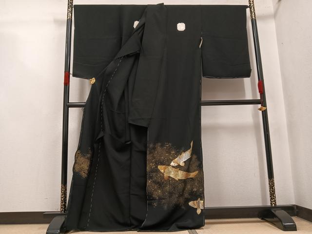 平和屋着物●伝統金彩工芸師 三蔵章三 黒留袖 刺繍 鯉 金銀彩 丹後ちりめん 上代68万 仮絵羽 正絹 逸品 未使用 AABJ7309ph