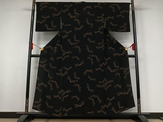 平和屋着物▽浦野理一 型染 小紋 単衣 松 黒地 鬼しぼ縮緬 正絹 逸品 AABJ8375jh