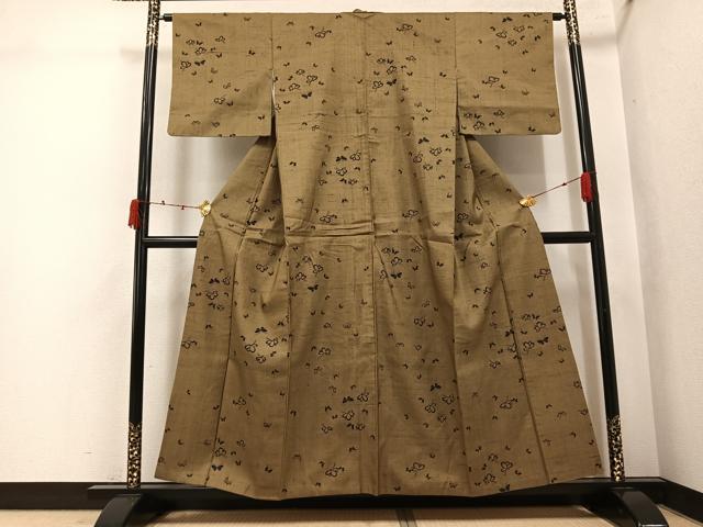 平和屋着物●上質な小紋 紬地 型染め 舞蝶文 朽葉色 正絹 逸品 AABJ9432ph
