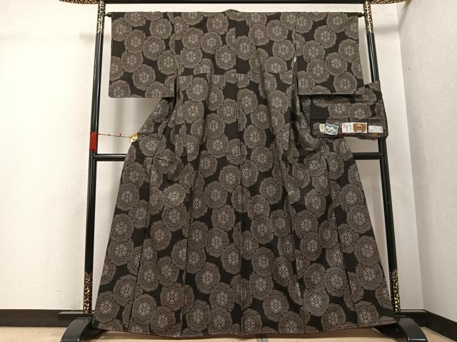 平和屋着物●本場大島紬 古代染色 純泥染 9マルキ 源氏車文 山元和夫作 証紙付き 正絹 逸品 未使用 AABK0177ph