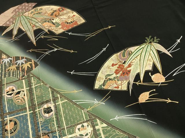 平和屋着物●五代 歌舞伎役者 坂東八十助 黒留袖 駒刺繍 地紙笹竹文 暈し染め 金銀彩 正絹 逸品 AABK1540fy