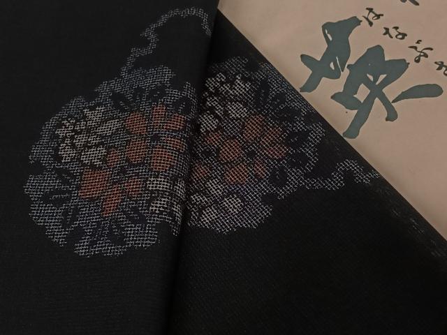 平和屋着物*夏物 洗える最高級着物 <英>はなぶさ謹製 小紋 雪輪花文 黒地 たとう紙付き 洗える着物 AABK2020jh