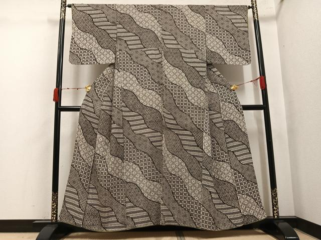 平和屋着物●上質な小紋 型染め 舞花文 黒地 正絹 逸品 AABK4309ph