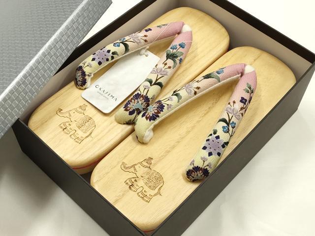 平和屋着物●岡重謹製 OKAJIMA 和装小物 下駄 桐下駄 二枚歯 白木 友禅柄鼻緒 更紗 浴衣 共箱付き 逸品 未使用 AABK5554ay