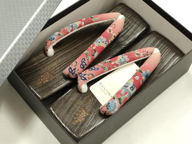 平和屋着物●岡重謹製 OKAJIMA 和装小物 下駄 桐下駄 茶 友禅柄鼻緒 象更紗 浴衣 夏着物 共箱付き 逸品 未使用 AABK5555ay