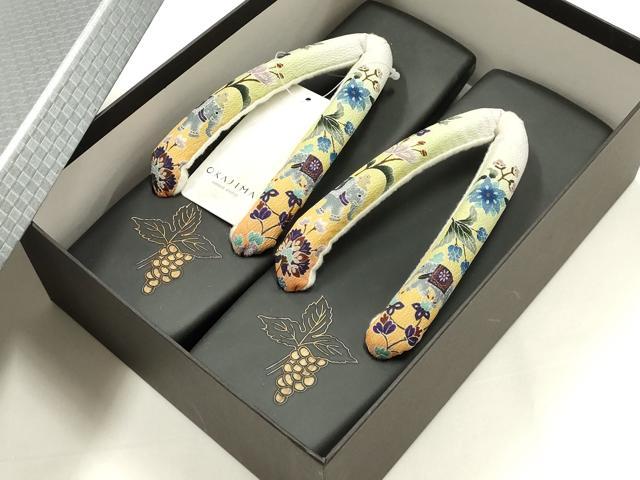 平和屋着物●岡重謹製 OKAJIMA 和装小物 下駄 桐下駄 黒 友禅柄鼻緒 象更紗 浴衣 夏着物 共箱付き 逸品 未使用 AABK5560ay