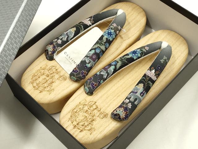 平和屋着物●岡重謹製 OKAJIMA 和装小物 下駄 桐下駄 白木 友禅柄鼻緒 象更紗 浴衣 夏着物 共箱付き 逸品 未使用 AABK5561ay