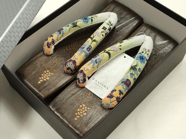 平和屋着物●岡重謹製 OKAJIMA 和装小物 下駄 桐下駄 茶 友禅柄鼻緒 象更紗 浴衣 夏着物 共箱付き 逸品 未使用 AABK5562ay