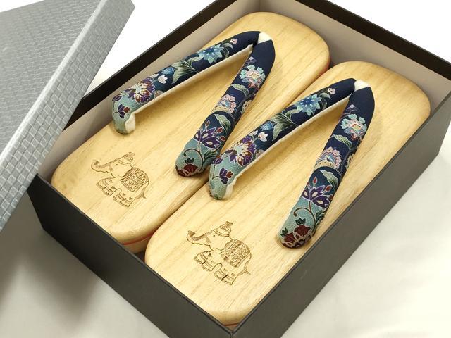 平和屋着物●岡重謹製 OKAJIMA 和装小物 下駄 桐下駄 二枚歯 白木 友禅柄鼻緒 更紗 浴衣 共箱付き 逸品 未使用 AABK5567ay