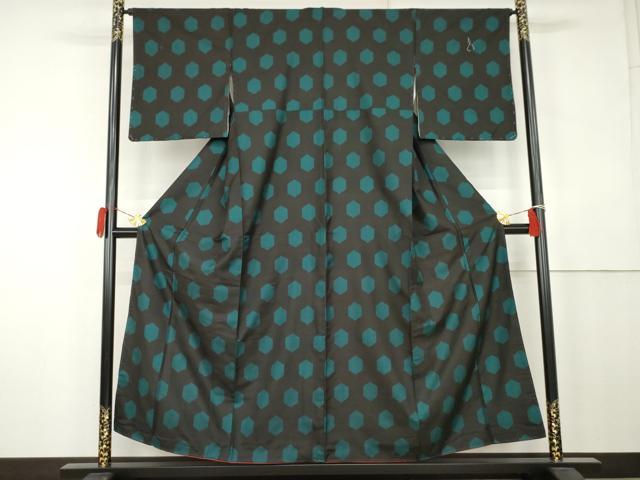 平和屋着物●本場大島紬 割込み絣 地空き 亀甲文 黒地 正絹 逸品 AABK6322cs