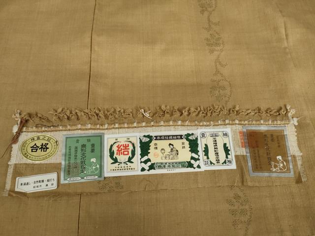 平和屋着物●本場結城紬 重要無形文化財 100亀甲 飛び亀甲 花唐草間道 奥順謹製 証紙付き 正絹 逸品 未使用 AABK6409cs