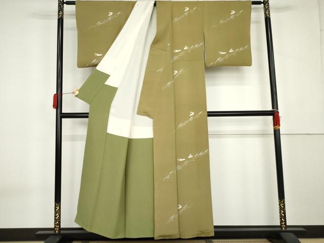 平和屋着物●人形作家・ホリヒロシ 小紋 薄に跳び兎 金銀彩 鬼しぼ縮緬 正絹 逸品 AABK6423cs