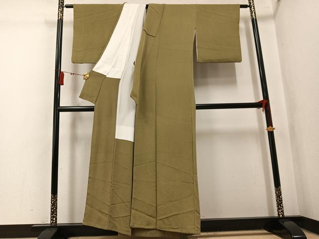 平和屋着物●上質な色無地 肥後煤竹色 鬼しぼ縮緬 正絹 逸品 AABK7007ph