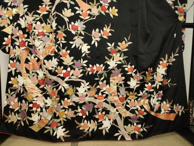 平和屋着物●十日町老舗ブランド 吉澤友禅 吾妻徳穂 振袖 駒刺繍 短冊花文 黒地 正絹 逸品 AABK7432ck