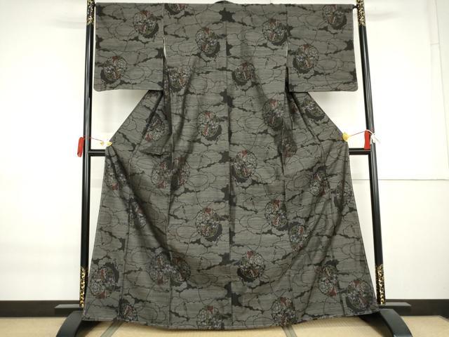 平和屋着物●本場大島紬 雲重ね花蝶文 黒地 正絹 逸品 未使用 AABK8690cs