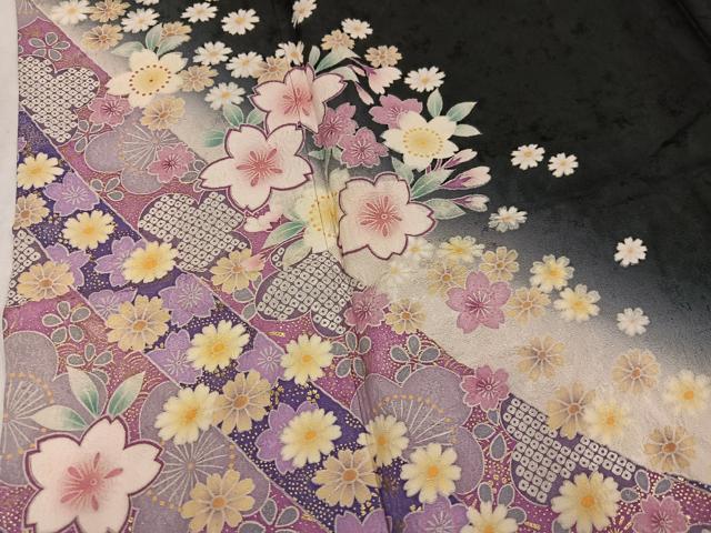 平和屋着物●豪華振袖 舞花文 暈し染め 黒地 金彩 京都きもの友禅扱い 正絹 逸品 AABL0631ph