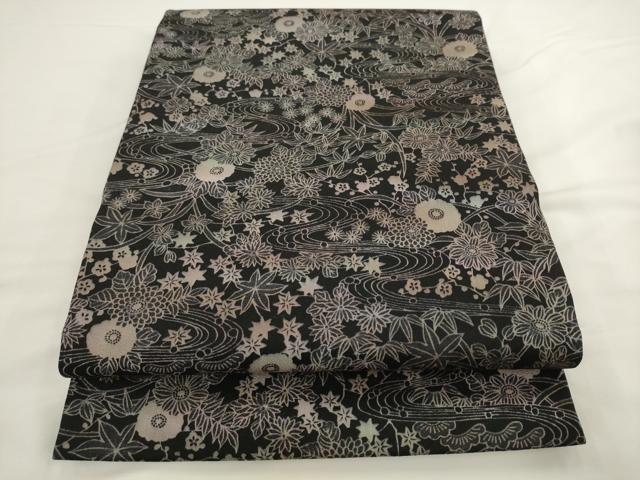 平和屋着物●染色工芸作家 本郷葵虹 九寸開き名古屋帯 流水草花文 黒地 銀通し地 正絹 逸品 AABL2507pf