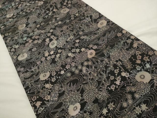 平和屋着物●染色工芸作家 本郷葵虹 九寸開き名古屋帯 流水草花文 黒地 銀通し地 正絹 逸品 AABL2507pf