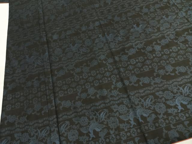 平和屋着物●本場大島紬 7マルキ 横段花鳥文 黒地 正絹 逸品 AABL2942fy