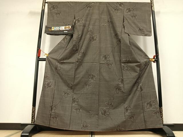 平和屋着物●本場大島紬 9マルキ 手織 古代染色 純泥染 舞花文 安楽仲次作 証紙付き 正絹 逸品 未使用 AABL3232fy