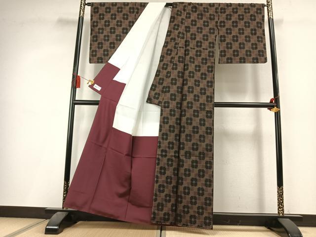 平和屋着物●本場大島紬 9マルキ 古代染色 純泥染 手織 市松花文 やまと誂製 前田紬工芸謹製 証紙付き 正絹 逸品 未使用 AABL3310fy