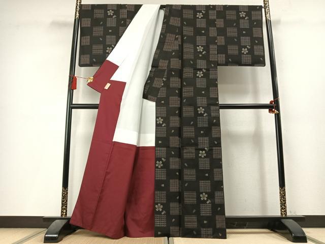 平和屋着物●本場大島紬 9マルキ 市松舞桜文 正絹 逸品 AABL3505fy