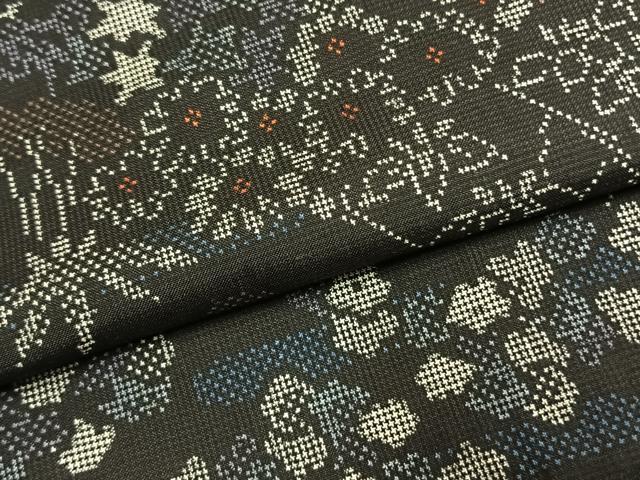 平和屋着物●本場大島紬 7マルキ 草花文 黒地 正絹 逸品 AABL3539fy