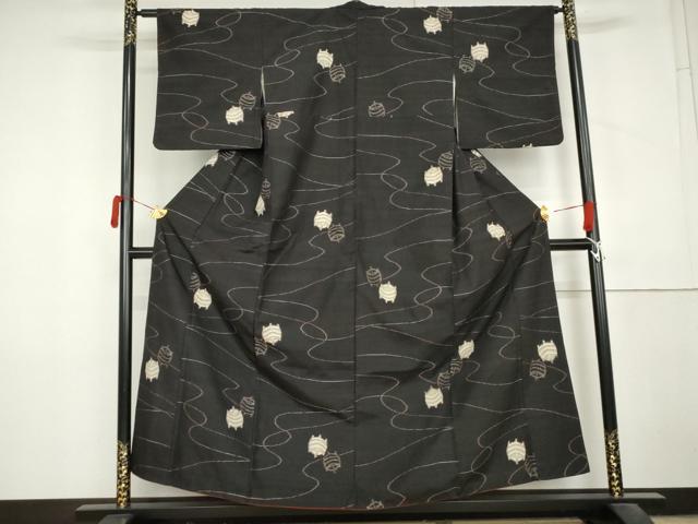 平和屋着物●国指定重要無形文化財 本場久米島紬 手織 糸巻 黒地 正絹 逸品 AABM0230cs