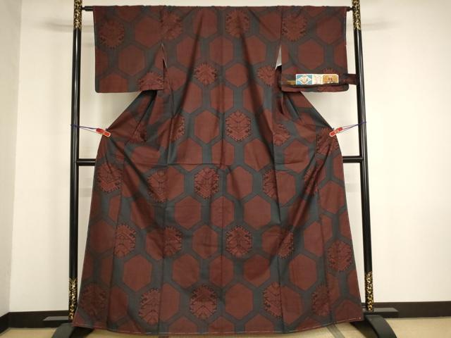 平和屋着物■本場大島紬 泥染め 7マルキ 亀甲文 田畑正作 証紙付き 正絹 逸品 AABM0506ja