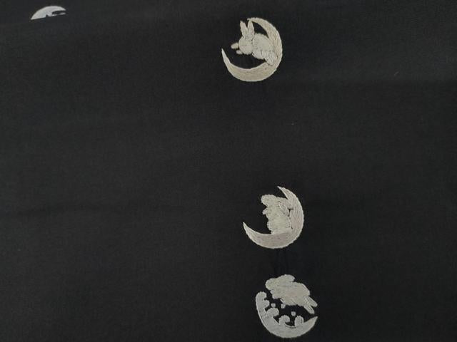 平和屋着物●本場縞大島紬 総刺繍 兎 黒地 正絹 逸品 AABM2078cs