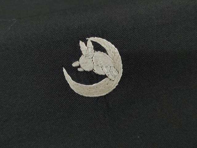 平和屋着物●本場縞大島紬 総刺繍 兎 黒地 正絹 逸品 AABM2078cs